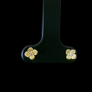 Silber vergoldeter Ohrschmuck mit floralem Motiv
