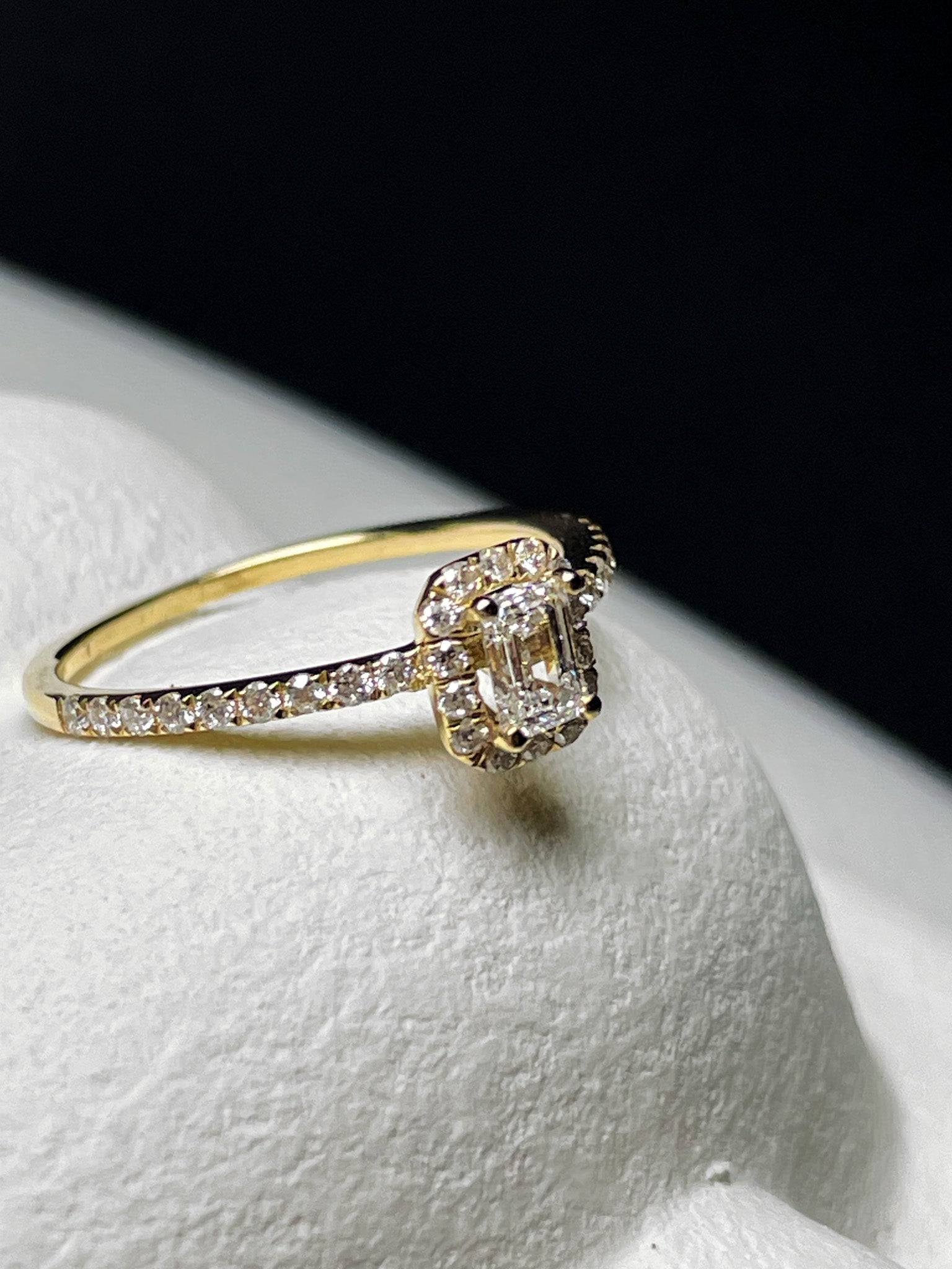 Verlobungsring aus Gelbgold mit Diamanten