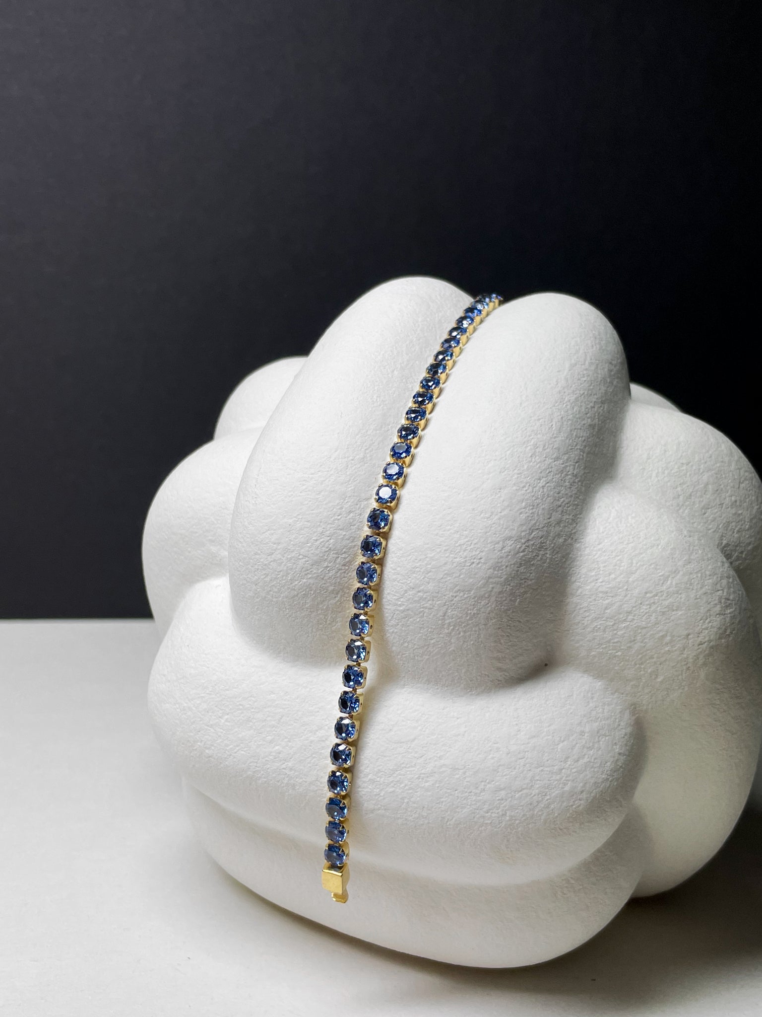 Silber vergoldetes Armband mit blauen Zirkonia-Steinen