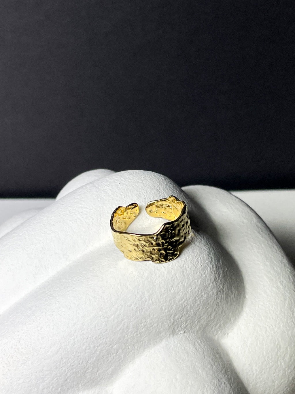 Ring aus gold-ionenplattiertem Edelstahl