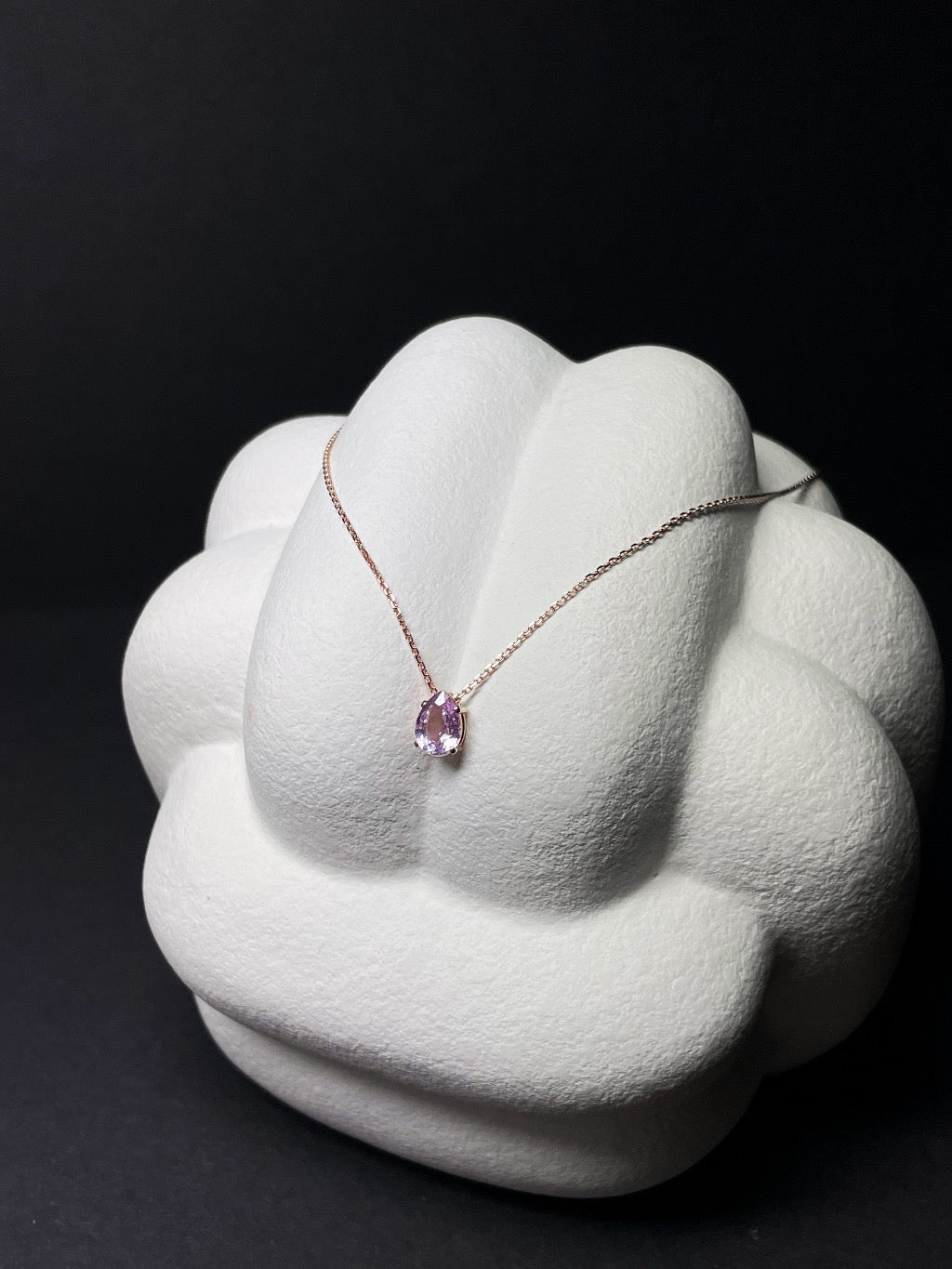 Halskette aus 585 fein Roségold mit rosa Saphir