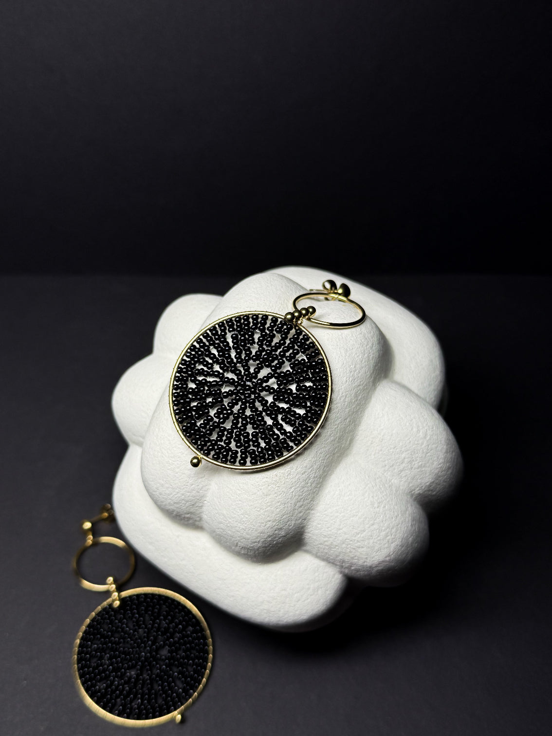 Ohrschmuck mit schwarzen Perlen