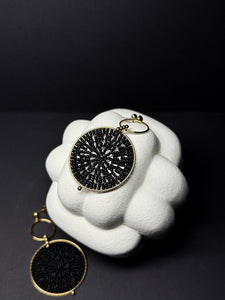 Ohrschmuck mit schwarzen Perlen
