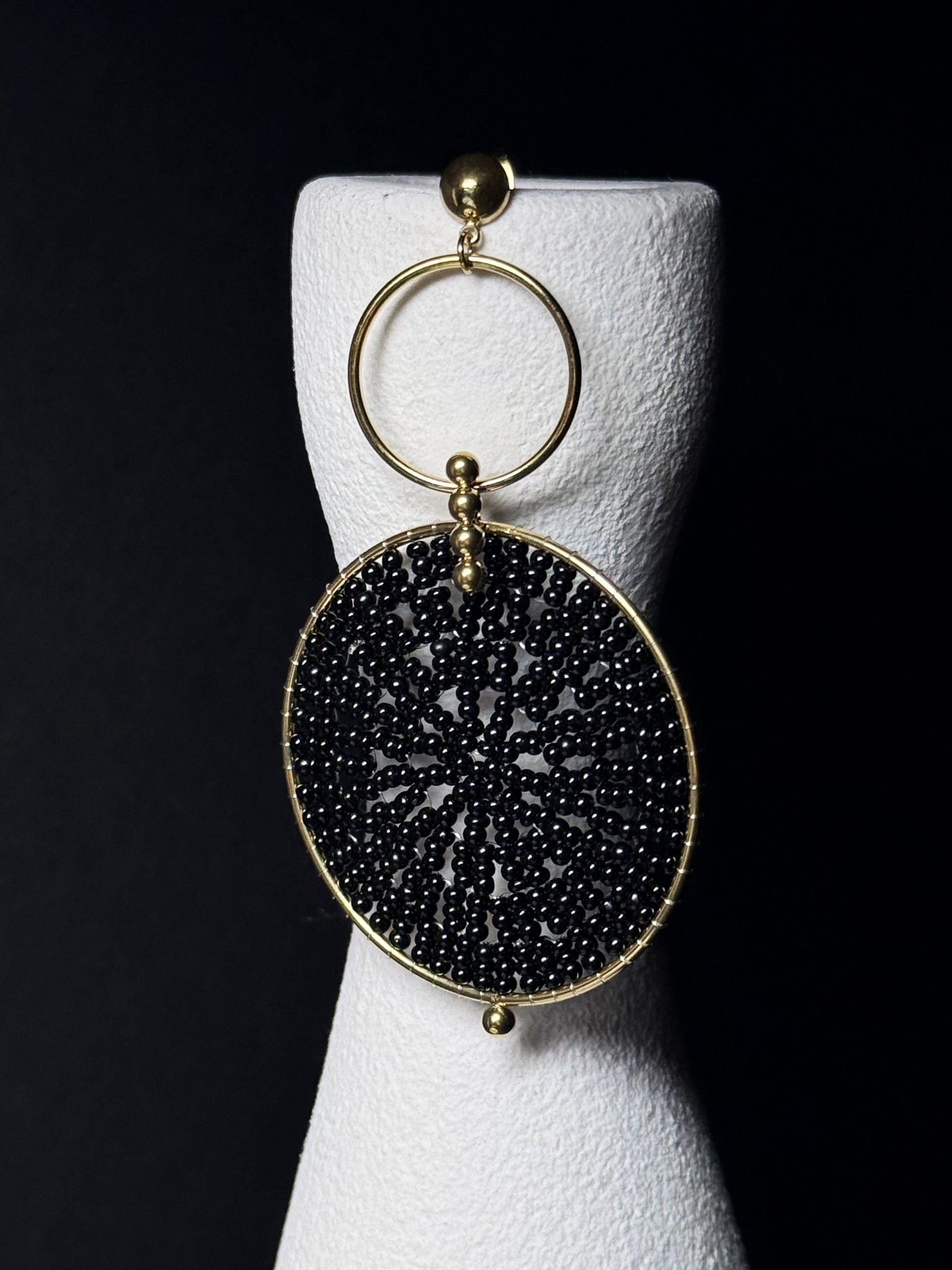 Ohrschmuck mit schwarzen Perlen