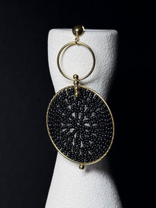 Ohrschmuck mit schwarzen Perlen