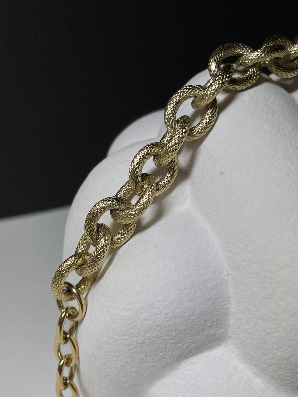 Edelstahl gold plattiertes Armband mit großen Gliedern.