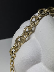Edelstahl gold plattiertes Armband mit großen Gliedern.