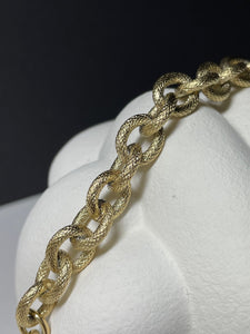 Edelstahl gold plattiertes Armband mit großen Gliedern.