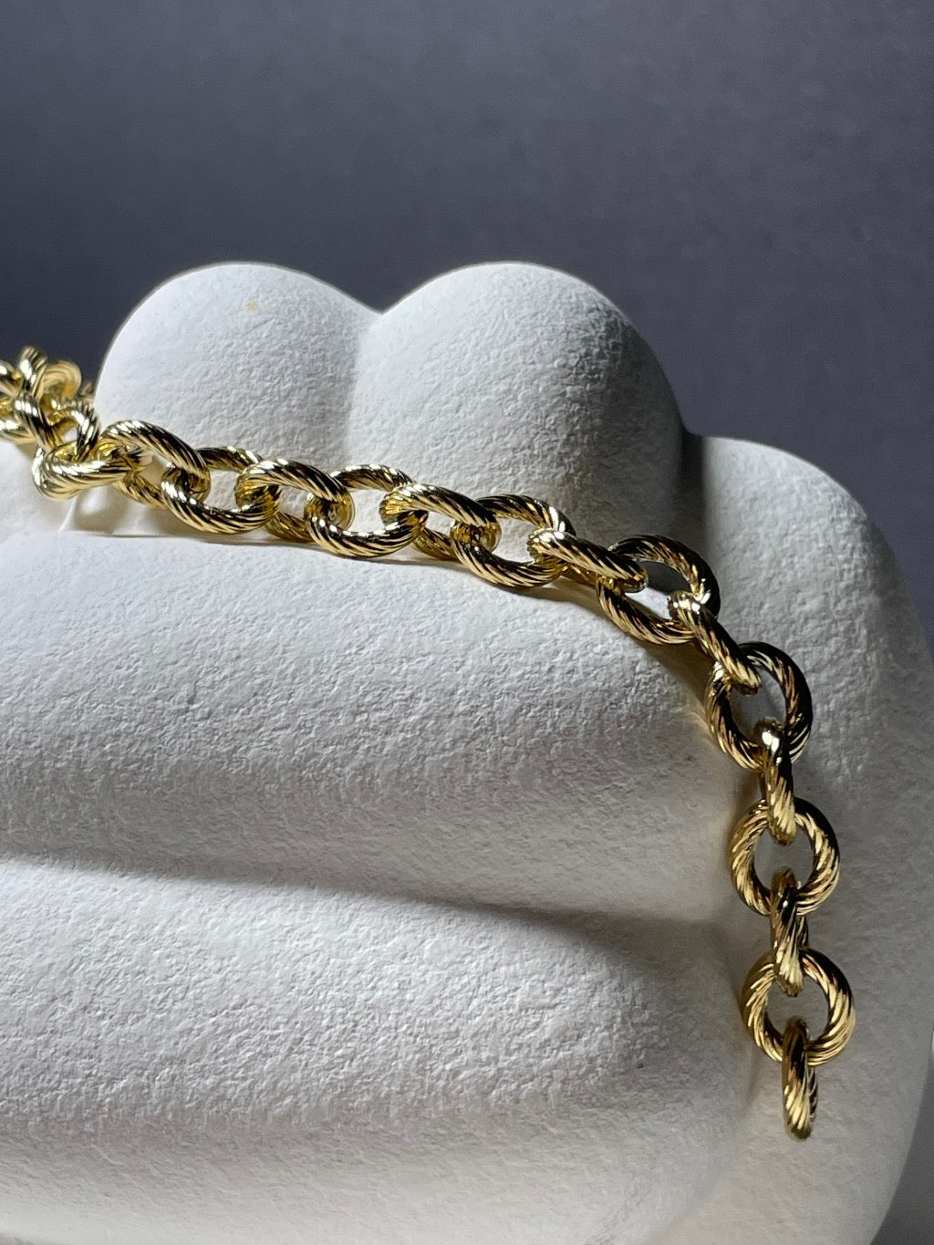 Edelstahl gold plattiertes Armband mit großen Gliedern.