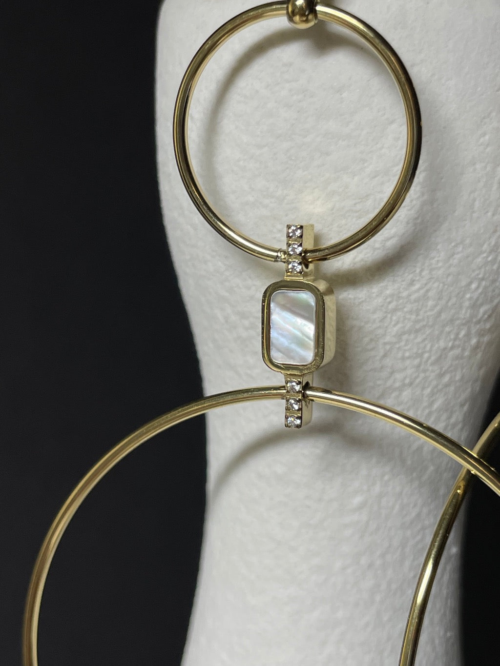 Statement Ohrschmuck aus Edelstahl mit Perlmutt