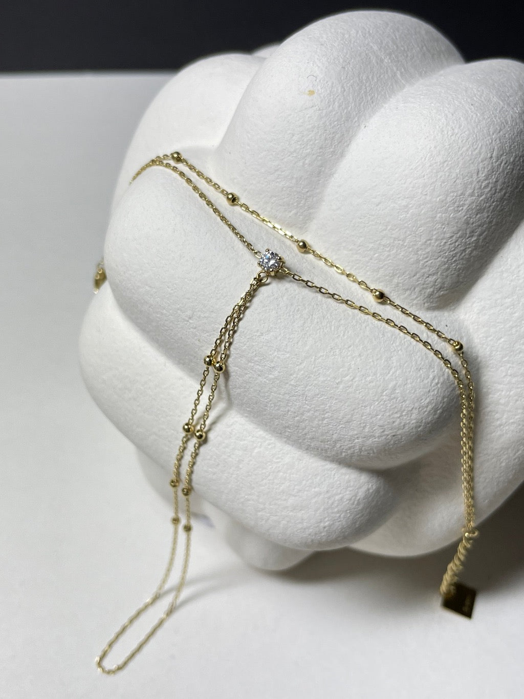 Handkette aus goldplattiertem Edelstahl mit Zirkonia