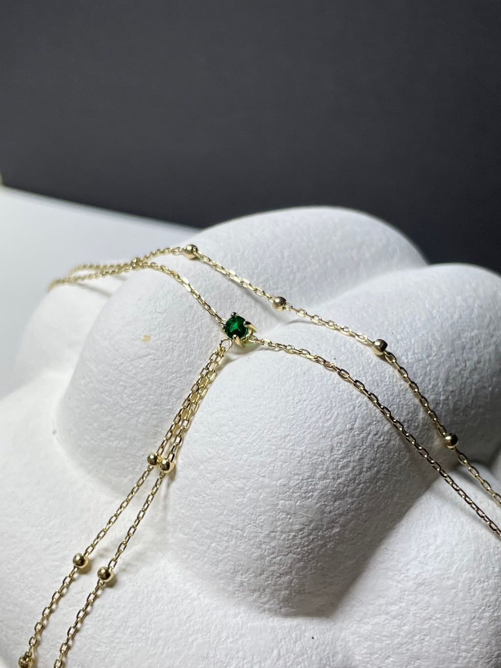 Handkette aus goldplattiertem Edelstahl mit Zirkonia
