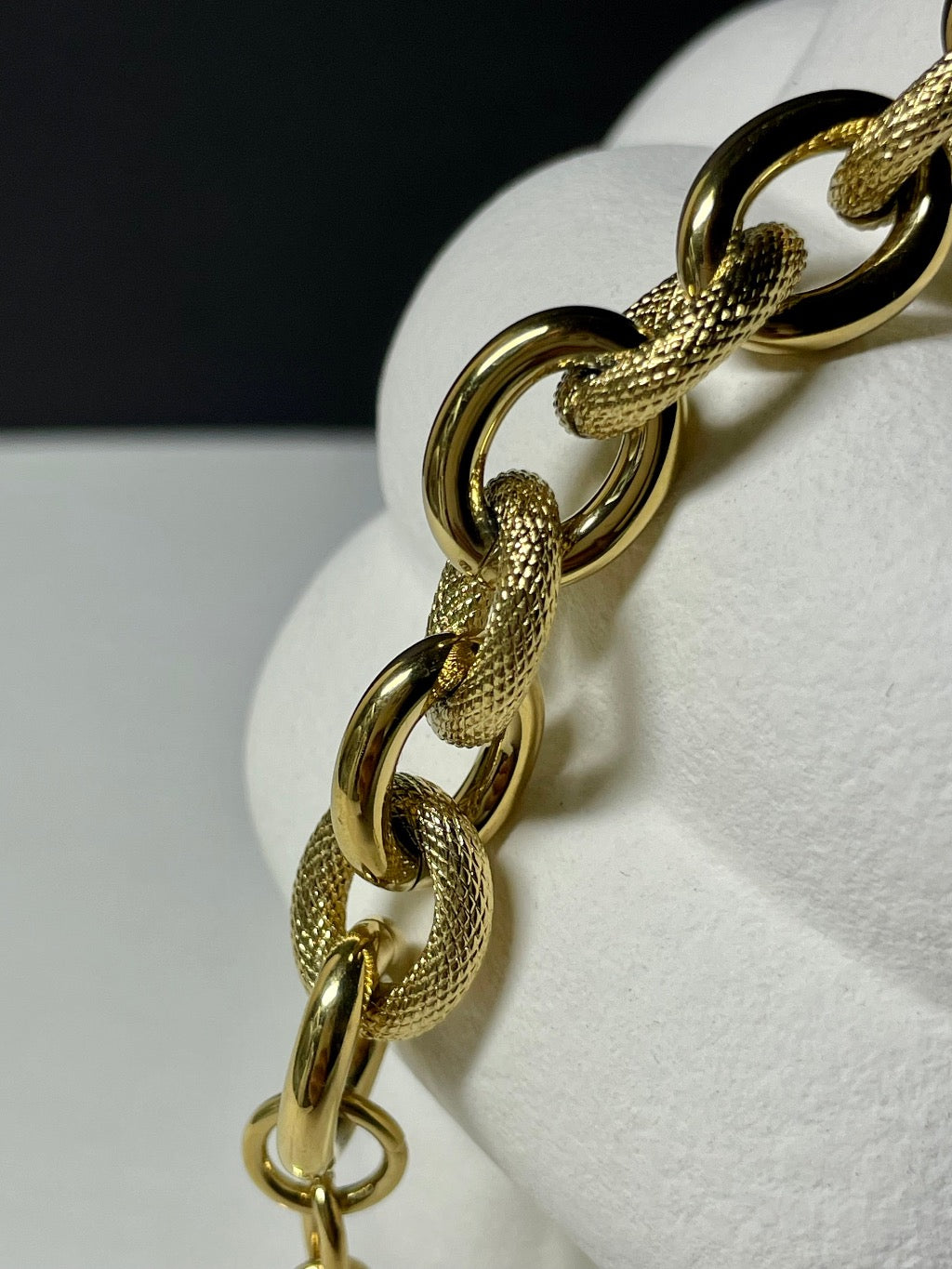 Edelstahl gold plattiertes Armband mit großen Gliedern.