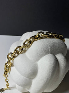 Edelstahl gold plattiertes Armband mit großen Gliedern.