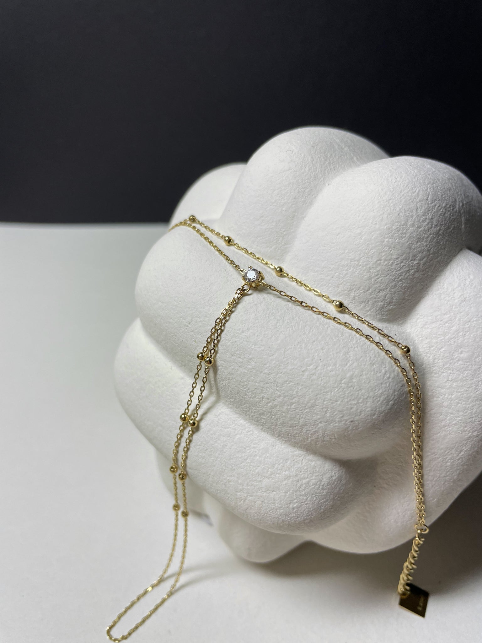 Handkette aus goldplattiertem Edelstahl mit Zirkonia