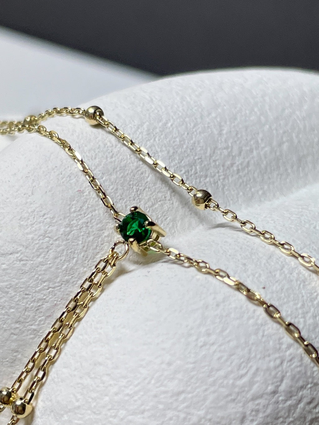 Handkette aus goldplattiertem Edelstahl mit Zirkonia