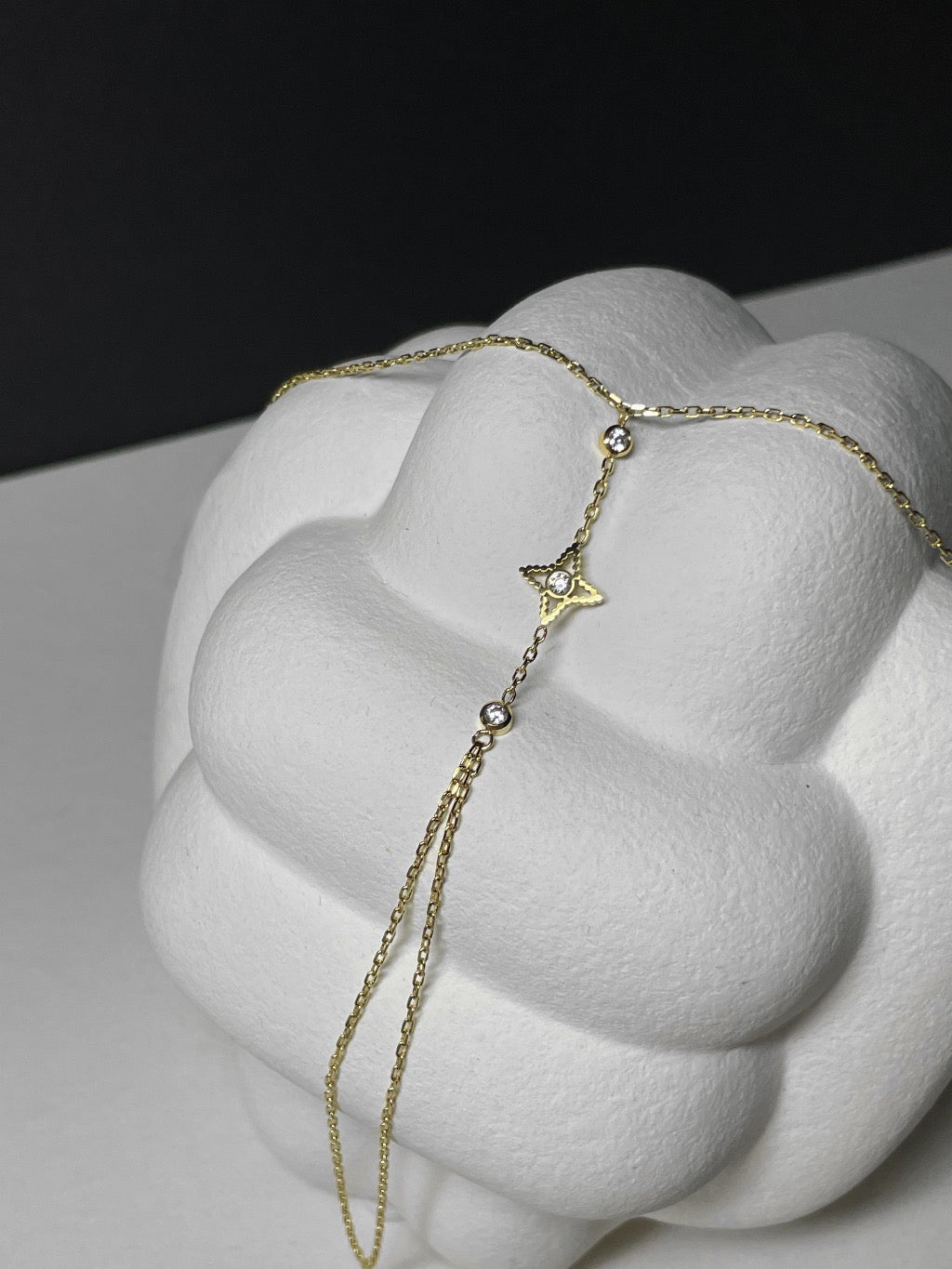 Handkette aus goldplattiertem Edelstahl mit Zirkonia