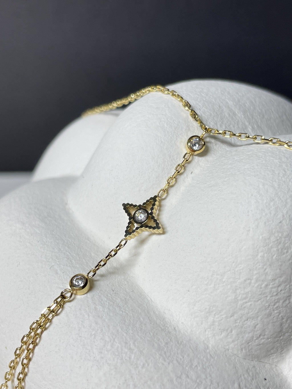 Handkette aus goldplattiertem Edelstahl mit Zirkonia