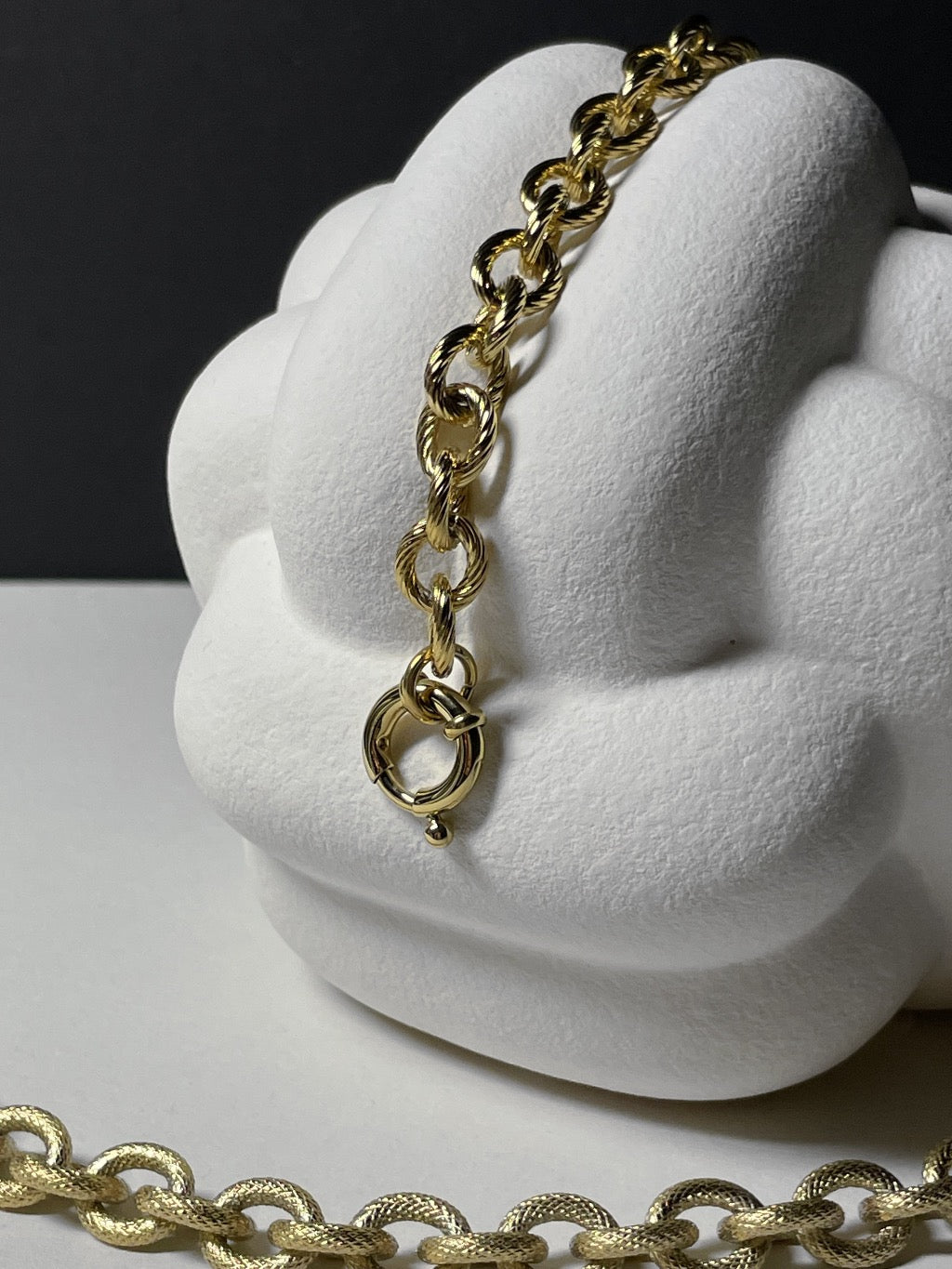 Edelstahl gold plattiertes Armband mit großen Gliedern.