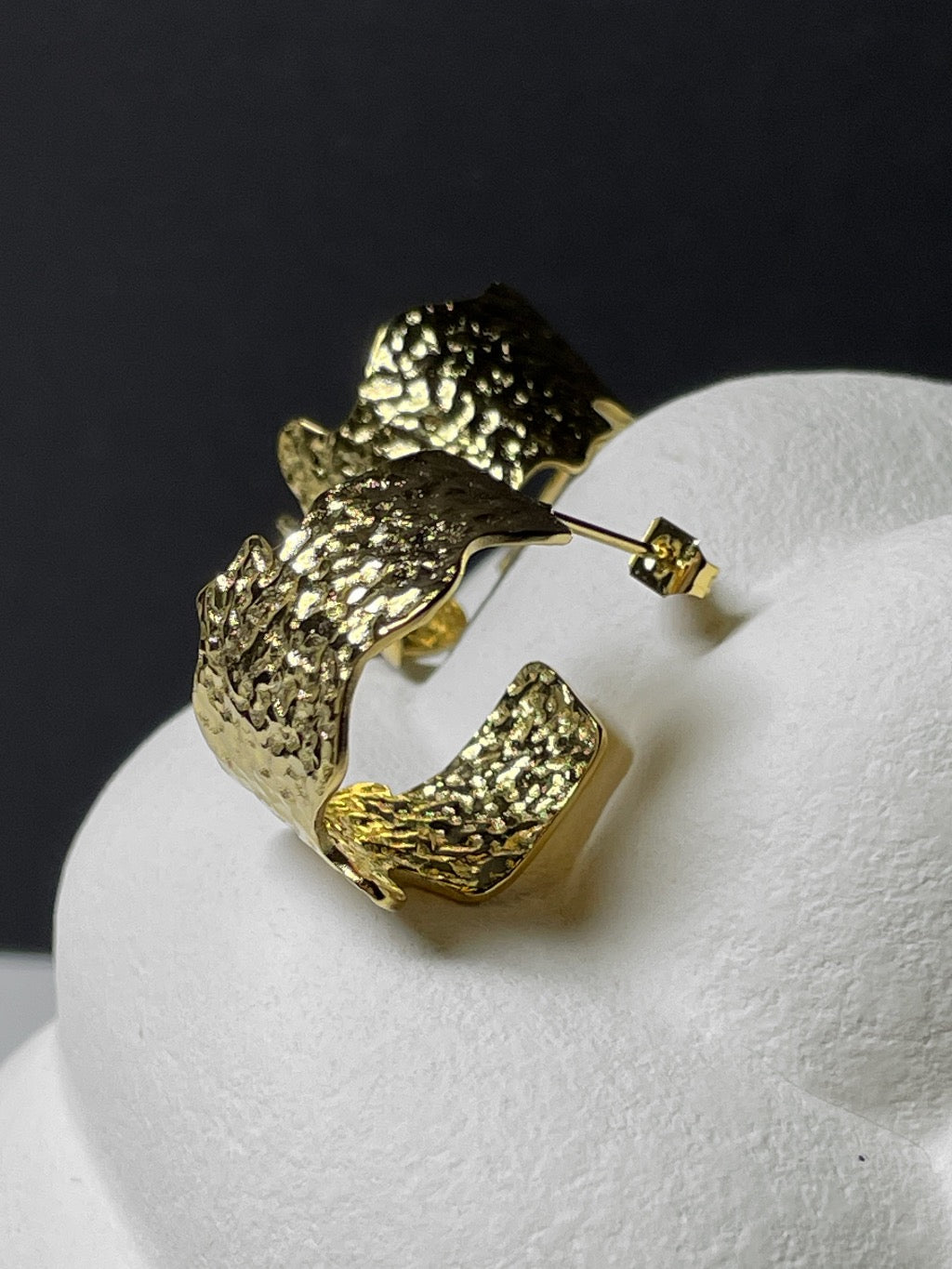 Moderner Ohrschmuck aus vergoldetem Edelstahl