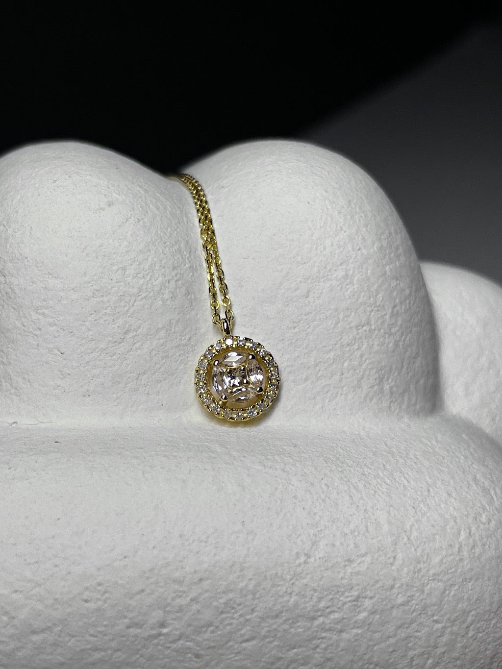 Halskette aus Gelbgold mit Diamanten und Morganit