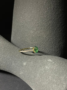 gelbgold ring mit grünem Stein, Smaragd